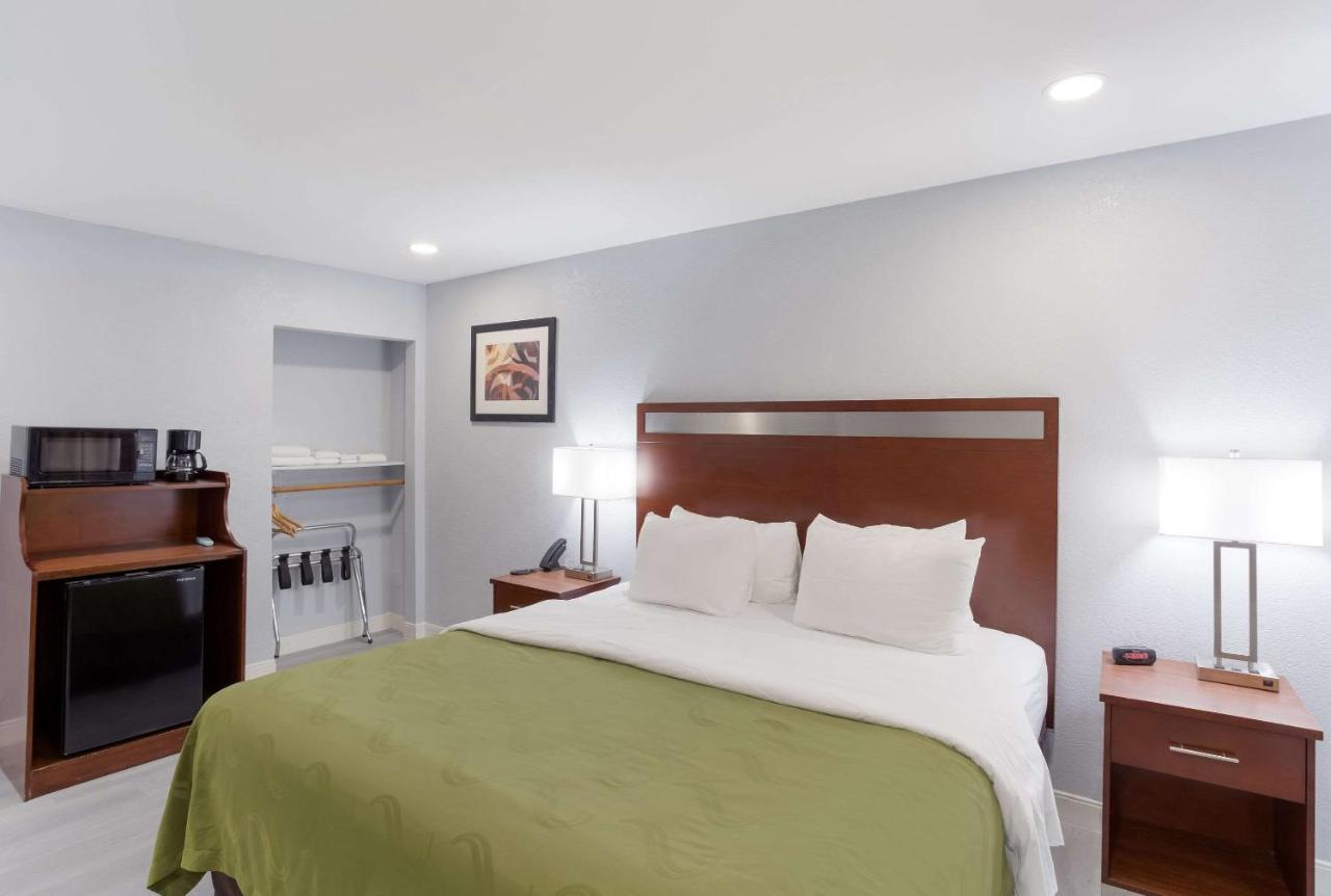 Quality Near I-5 Hotel 2*