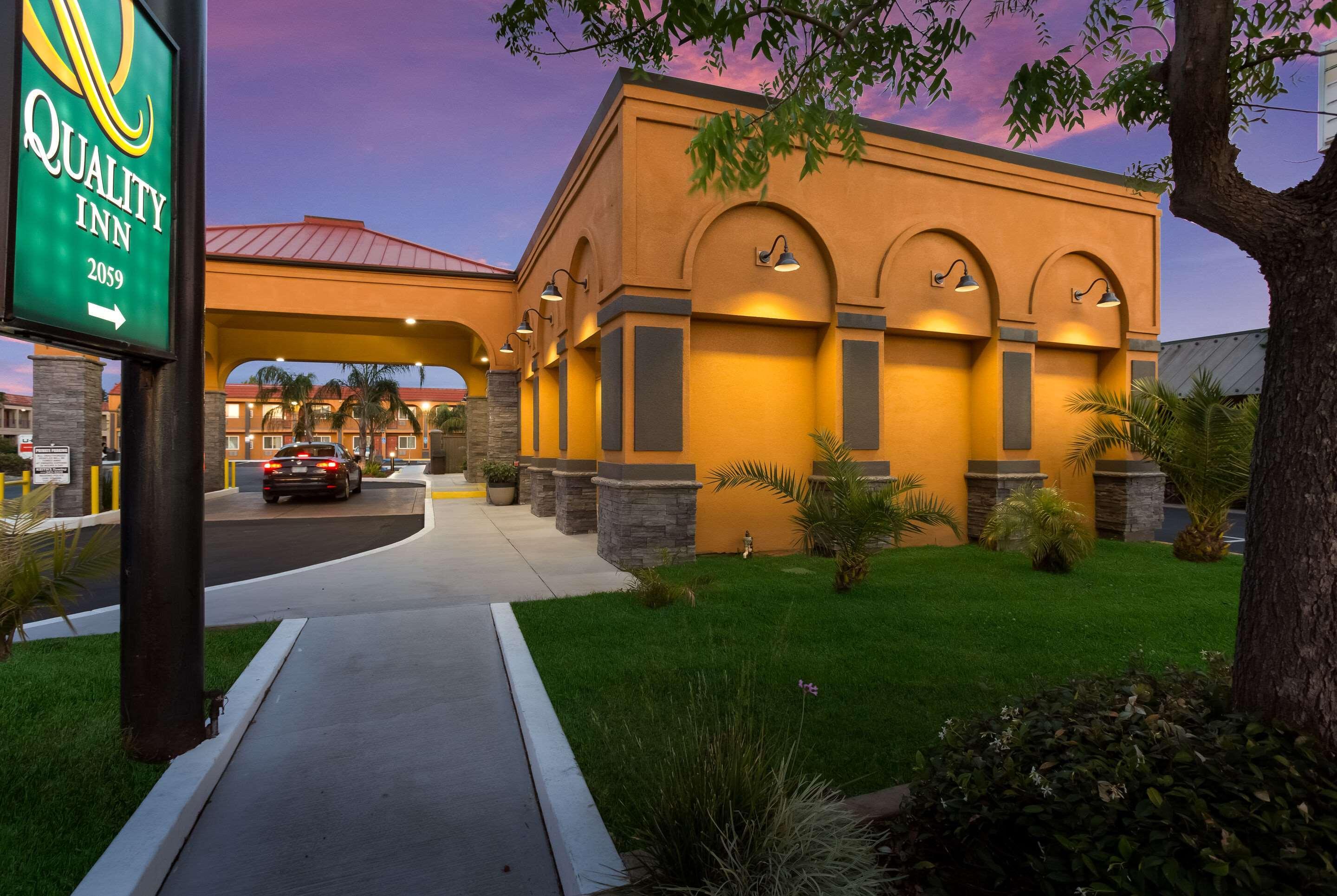 Quality Near I-5 Hotel 2*