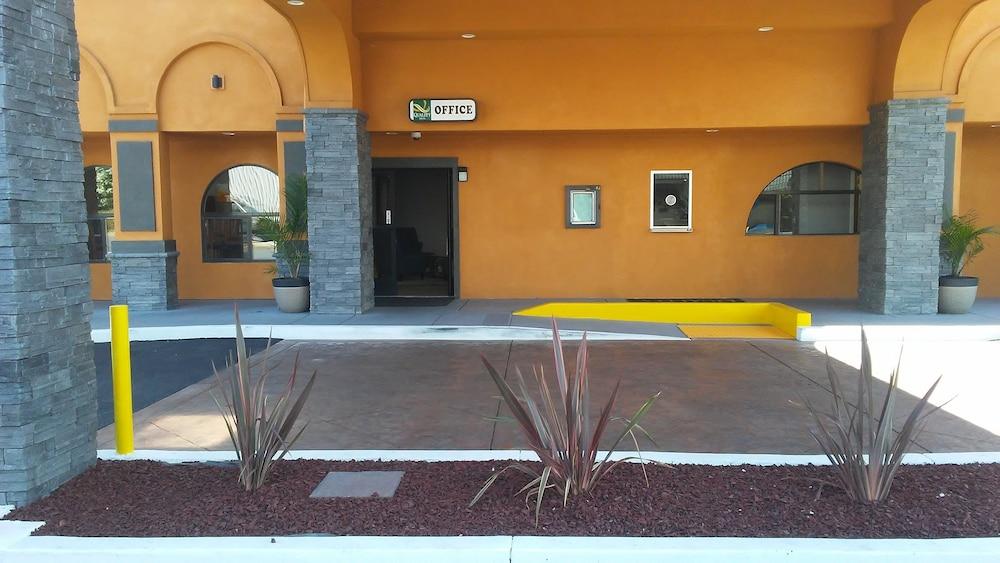 Hotel Quality Near I-5 2*