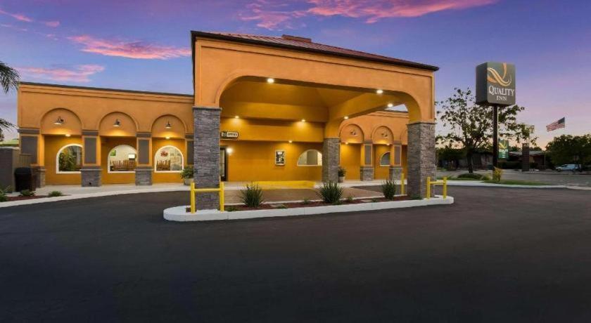 Quality Near I-5 Hotel 2*