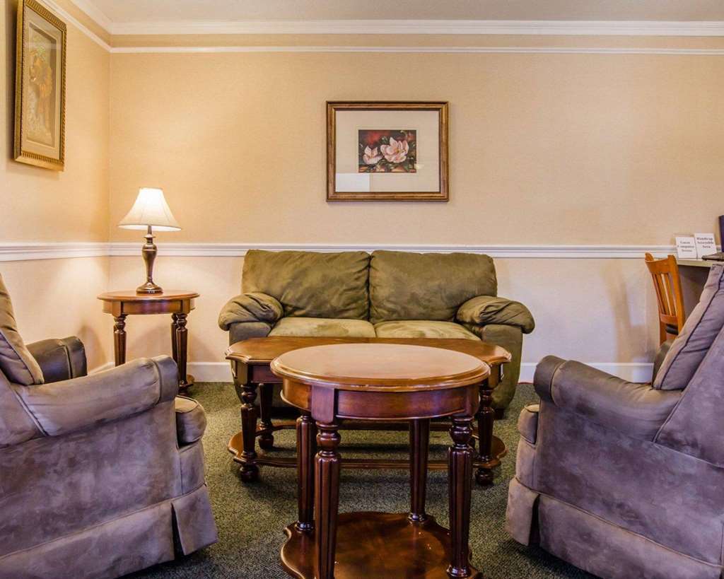 Hotel Quality Near I-5 2*