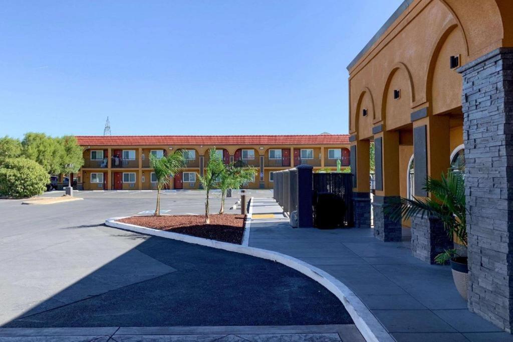 Hotel Quality Near I-5 2*